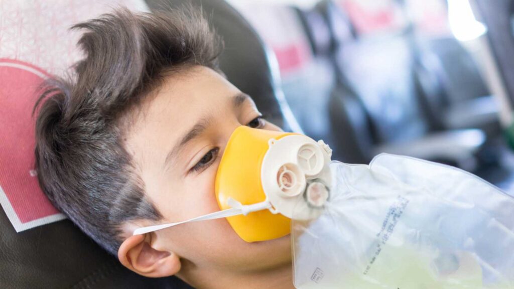 Kid traveling by airplane with need for oxygen first emergency aid