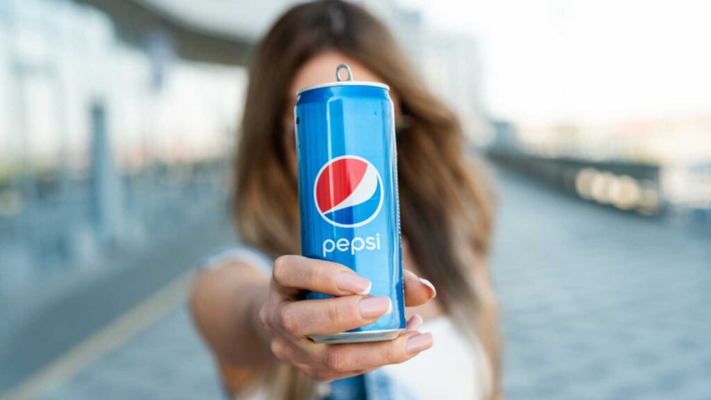 Stylish woman holding can of pepsi