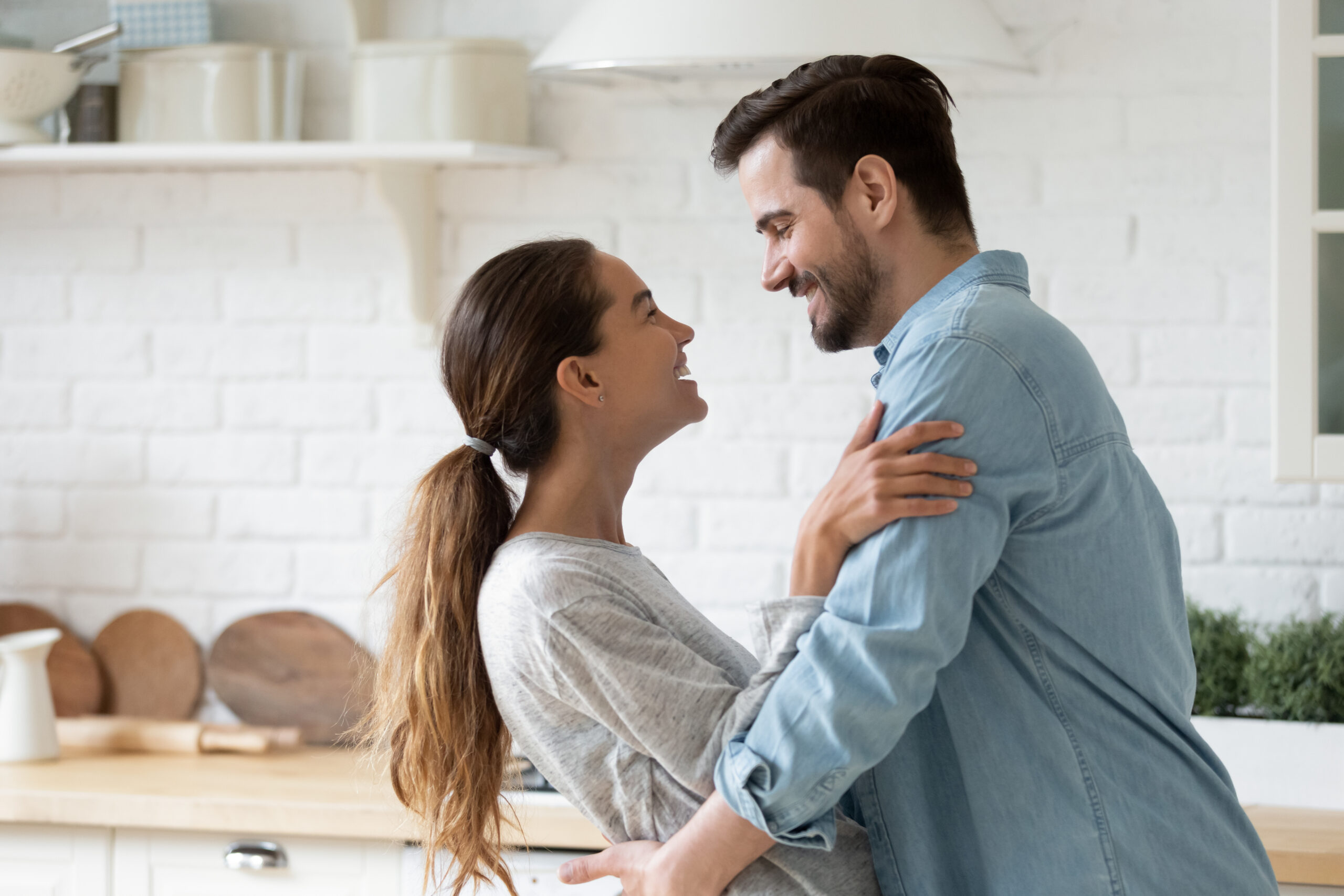 10 Weird Guy Moves That Women Secretly Obsess Over